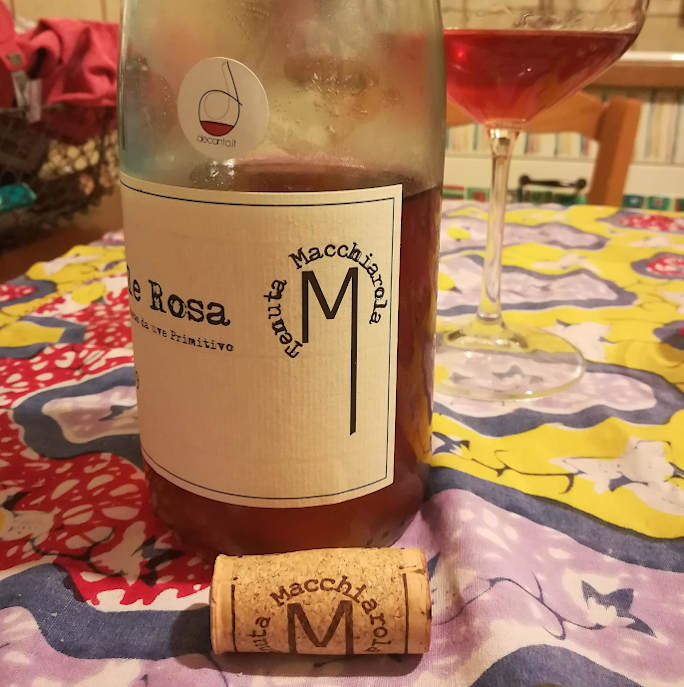 Sole rosa tenuta macchiarola primo piano logo su bottiglia