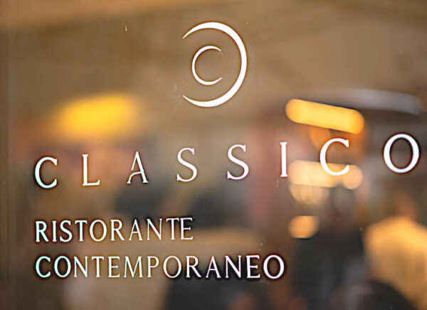Classico ristorante contemporaneo Napoli ingresso